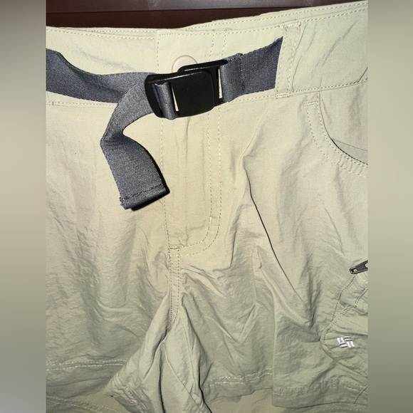 Columbia Women's Cross On Over Cargo Omni-Wick Khaki Shorts Size Small - Picture 2 of 6